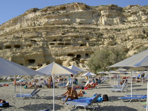 Plaz v Matale a diery v stene